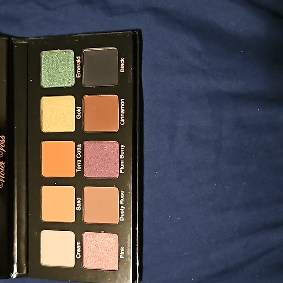 Violet Voss Essentials palette - Picture 2 of 2